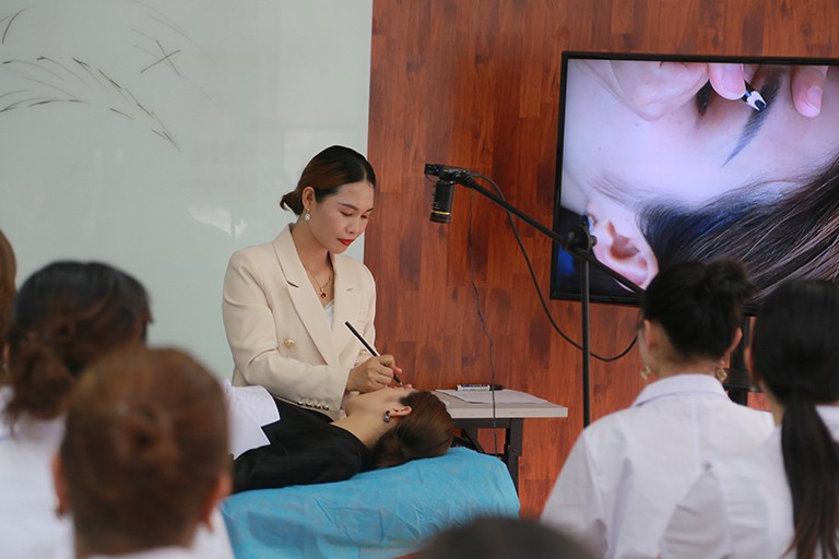 赵日娟老师在纹绣教学中为学生现场实操纹眉技术